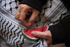  Une femme brodant un motif de pastèque, symbole de la résistance palestinienne, sur un keffieh, au centre Inaash. Photo João Sousa 