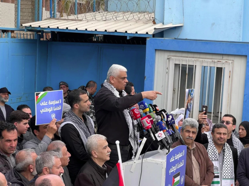 Manifestation à Beyrouth en soutien au directeur d'école suspendu de l'UNRWA