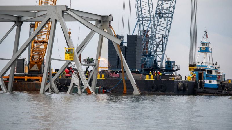 Un premier couloir de navigation prévu à travers les décombres du pont de Baltimore