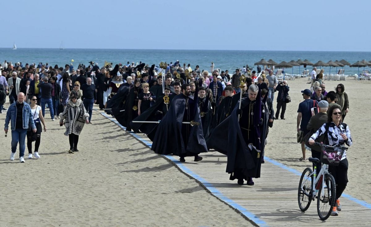 Après une longue sécheresse, des pluies font annuler des défilés du Vendredi Saint