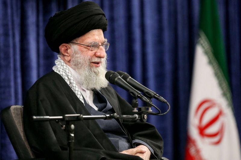 Quand le guide suprême iranien Khamenei twitte... en hébreu