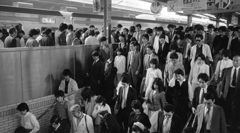 Une série japonaise convoque les excès des années 1980 pour réfléchir au présent
