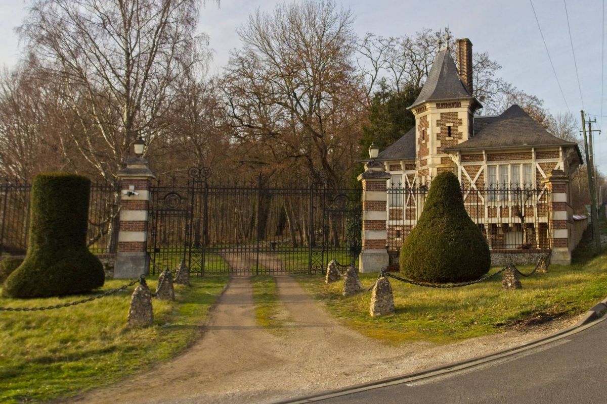 Douchy : son église du XIIIe siècle, ses champs de colza et Alain Delon