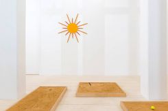 Au milieu de la salle, l'ombre d'Icare plane, symbolisée par un soleil jaune citron en cire et béton. Photo autorisée par la galerie Sfeir-Semler