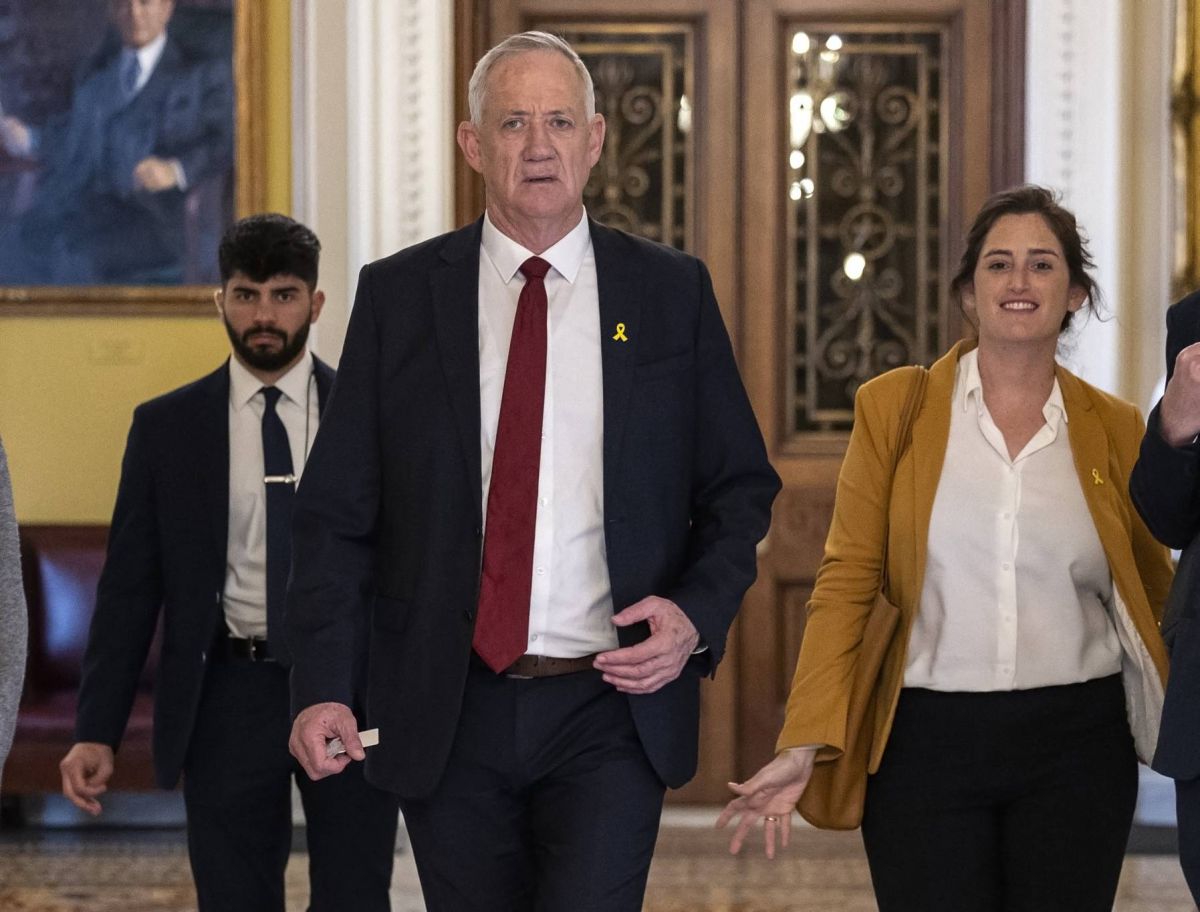 Top Netanyahu rival calls for early elections in Israel