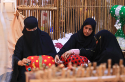 Des femmes émiraties tissent selon la méthode du talli, le 10 novembre 2023 à Al-Ain, aux Emirats arabes unis. (Photo Karim SAHIB / AFP)