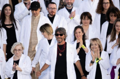 Pierpaolo Piccioli entouré de l’équipe des petites mains de Valentino. Photo tirée de sa page Instagram