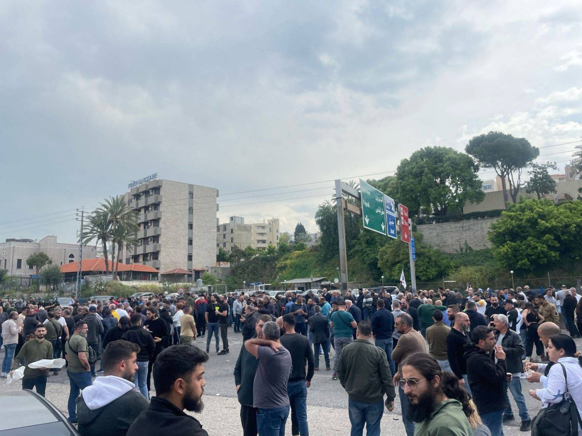 Routes bloquées et magasins fermés à Jbeil après la disparition d'un cadre FL Routes bloquées et magasins fermés à Jbeil après la disparition d'un cadre FL