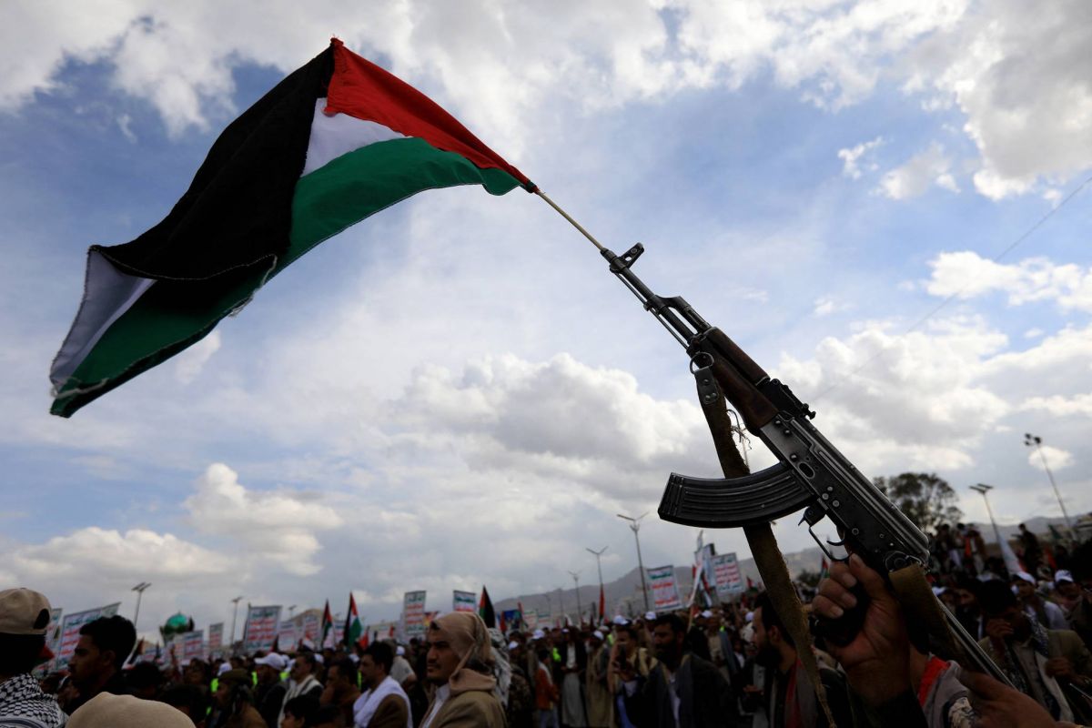 Yemen rebels say they fired missiles at Israeli, British ships Yemen rebels say they fired missiles at Israeli, British ships