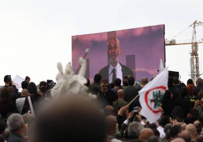 « Ne misez pas sur notre désespoir » : Geagea s'adresse à des milliers de partisans FL aux funérailles de Pascal Sleiman