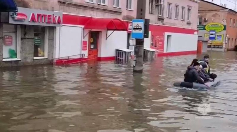 Manifestation dans la ville d'Orsk frappée par des inondations