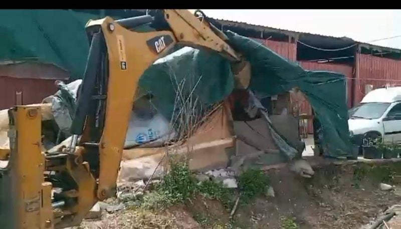 Litani River Authority demolishes Syrian migrants tents in Sarafand