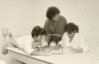De gauche à droite : Fifi Abou Dib, Frida Debbané et Nayla Abdelnour dans les bureaux de L’Orient-Le Jour à Accaoui. Michel Sayegh/Archives Nayla Abdelnour