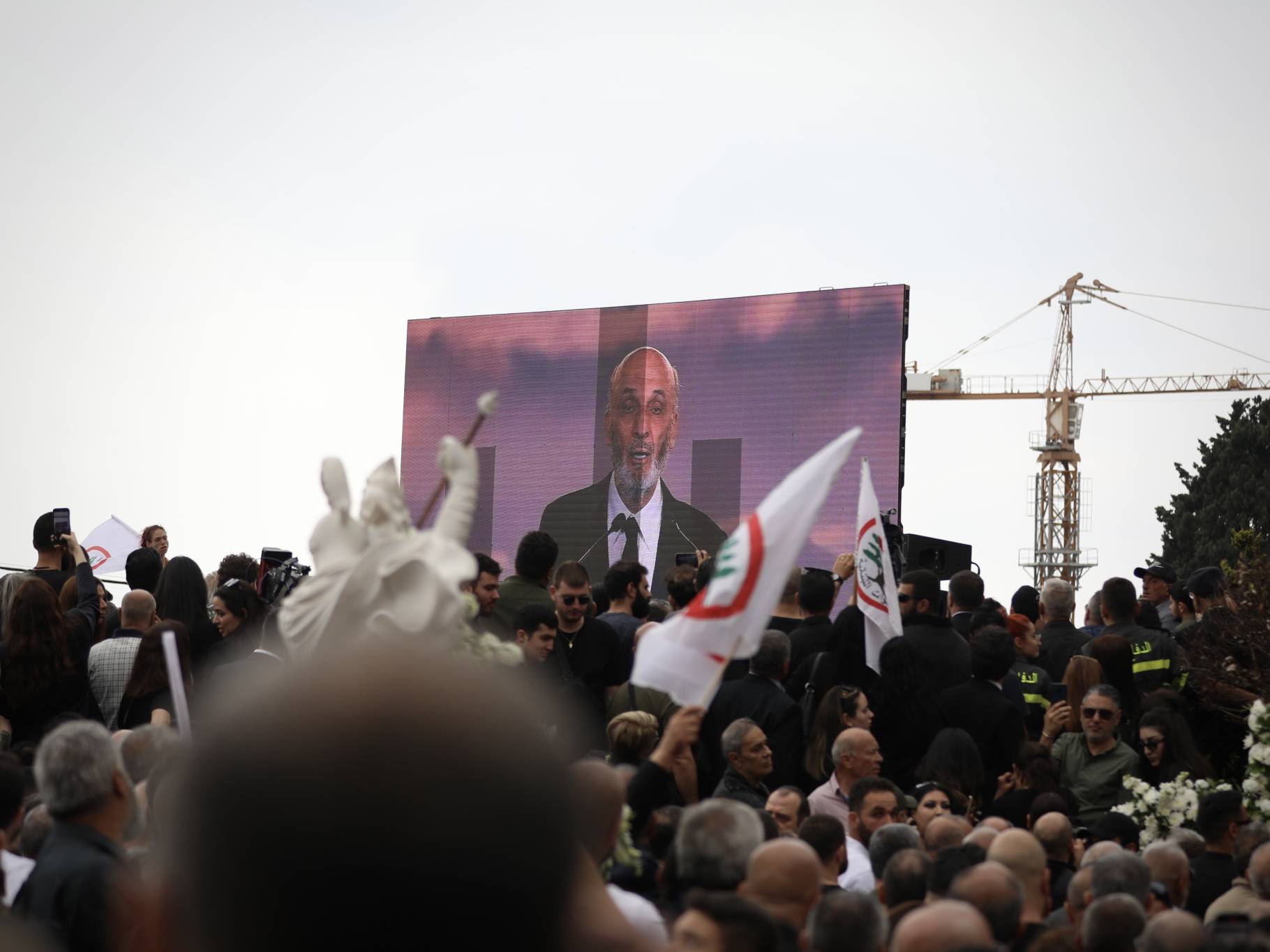 L'office fini, c'est le chef des Forces libanaises, Samir Geagea, qui s'adresse en direct à la foule, via écran. « La confrontation se poursuit. Elle sera longue. (...) Que personne ne mise sur notre désespoir», déclare-t-il. Photo Matthieu Karam