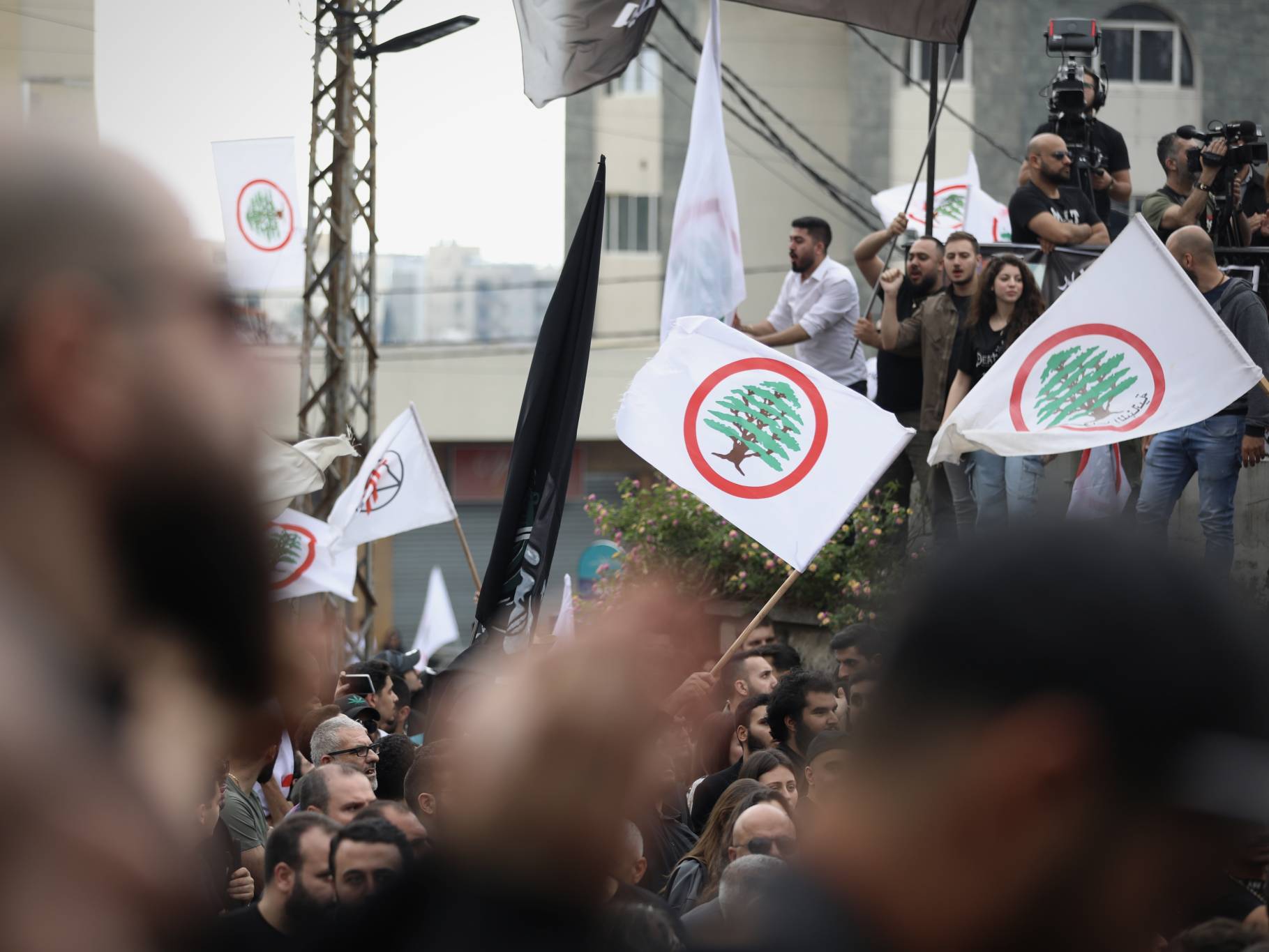 La foule répond en coeur : « Terroriste, terroriste, le Hezbollah est terroriste ». Photo Matthieu Karam