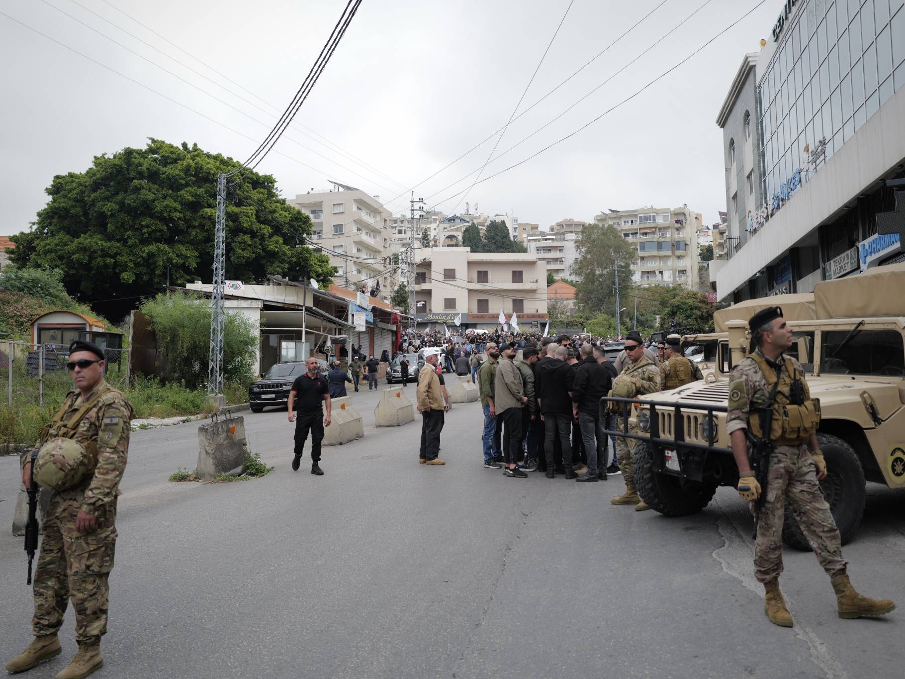 En fin de matinée, une foule venue des quatre coins du pays et de nombreux responsables politiques se sont rassemblés devant l'église Saint-Georges, au milieu d'un important dispositif de sécurité. Photo Matthieu Karam