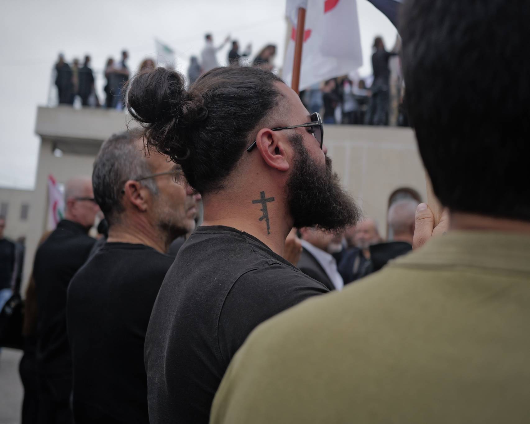 Dans la foule, de nombreux partisans arborent des signes religieux ostensibles. Certains à même leur peau... Photo Matthieu Karam