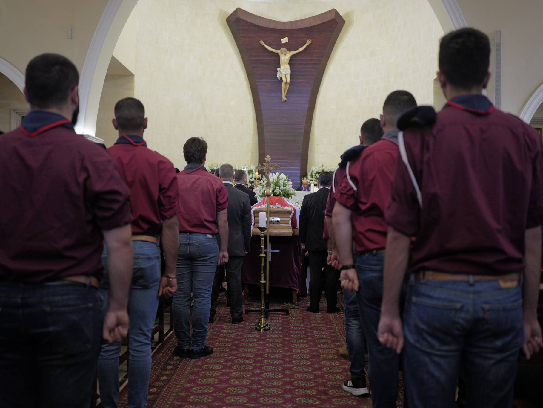 Vers midi, le cercueil de Pascal Sleiman, dont le corps avait été localisé en Syrie avant d'être rapatrié, fait son entrée dans l'église où le patriarche maronite, Béchara el-Raï, est venu en personne célébrer l'office. Photo Matthieu Karam