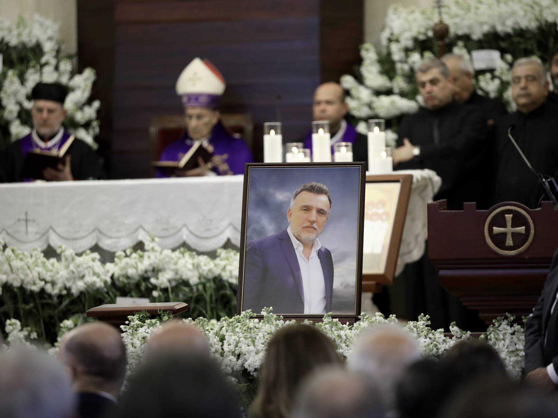 La gorge nouée par l'émotion, le patriarche évoque les enfants et l'épouse de la victime, assis près du cercueil de Pascal Sleiman. Photo Matthieu Karam