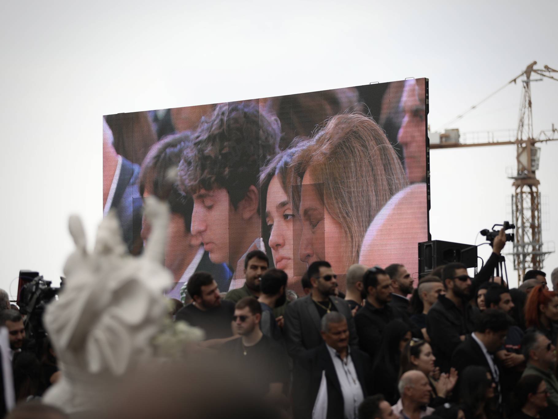 La messe funèbre est retransmise sur écran géant pour la foule rassemblée sur le parvis de l'église bondée. Photo Matthieu Karam