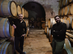 Émile Issa el-Khoury (à g.) et Faouzi Issa, les copropriétaires du Domaine des Tourelles, le 26 mars 2024, dans une cave du domaine à Chtaura dans la Békaa. Photo Matthieu Karam