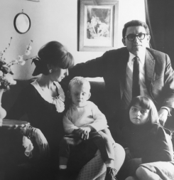 Sonia et Sam Rykiel entourant leurs enfants Nathalie et Jean-Philippe. Photo extraite du livre « Ce sera le bonheur »