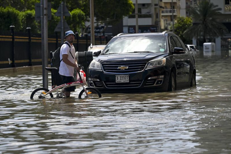 Après des pluies record à Dubaï, des Libanais face aux coupures de courant et routes inondées