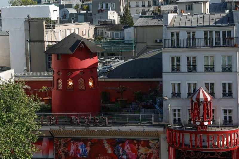 À Paris, les ailes du célèbre Moulin-Rouge sont tombées