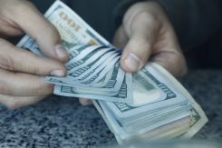 Les rares prêts qu'octroient aujourd'hui les banques libanaises sont libellés en dollars. Photo Marc Fayad