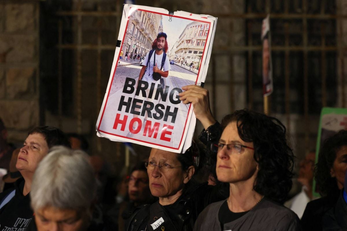 Israeli protesters burn symbolic Passover table outside PM's house