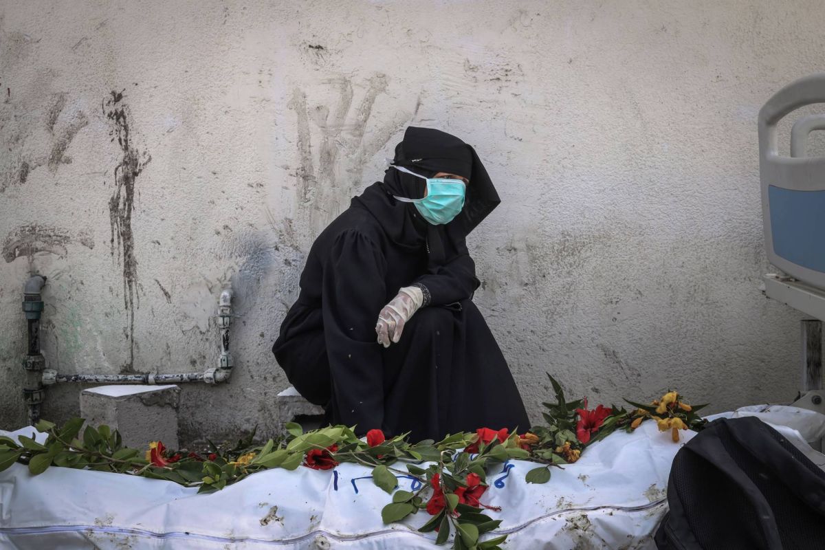 Gazans search for loved ones as bulldozers unearth bodies near hospital Gazans search for loved ones as bulldozers unearth bodies near hospital