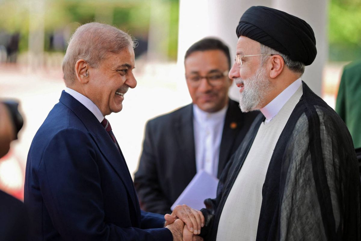 Iran's president in Pakistan to mend ties after January strikes Iran's president in Pakistan to mend ties after January strikes