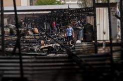 Un enfant qui erre parmis les débris, dans un camp de réfugiés de Zahlé, le 22 avril 2024. Mohammad Yassine/L'Orient-Le Jour
