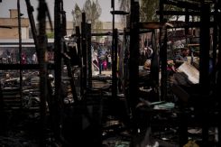 Les réfugiés syriens tentant de trouver des affaires épargnées par l'incendie dans un camp de Zahlé, le 22 avril 2024. Mohammad Yassine/L'Orient-Le Jour