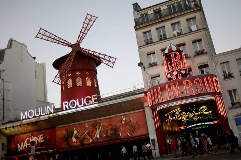 A Paris, les ailes du célèbre Moulin Rouge sont tombées