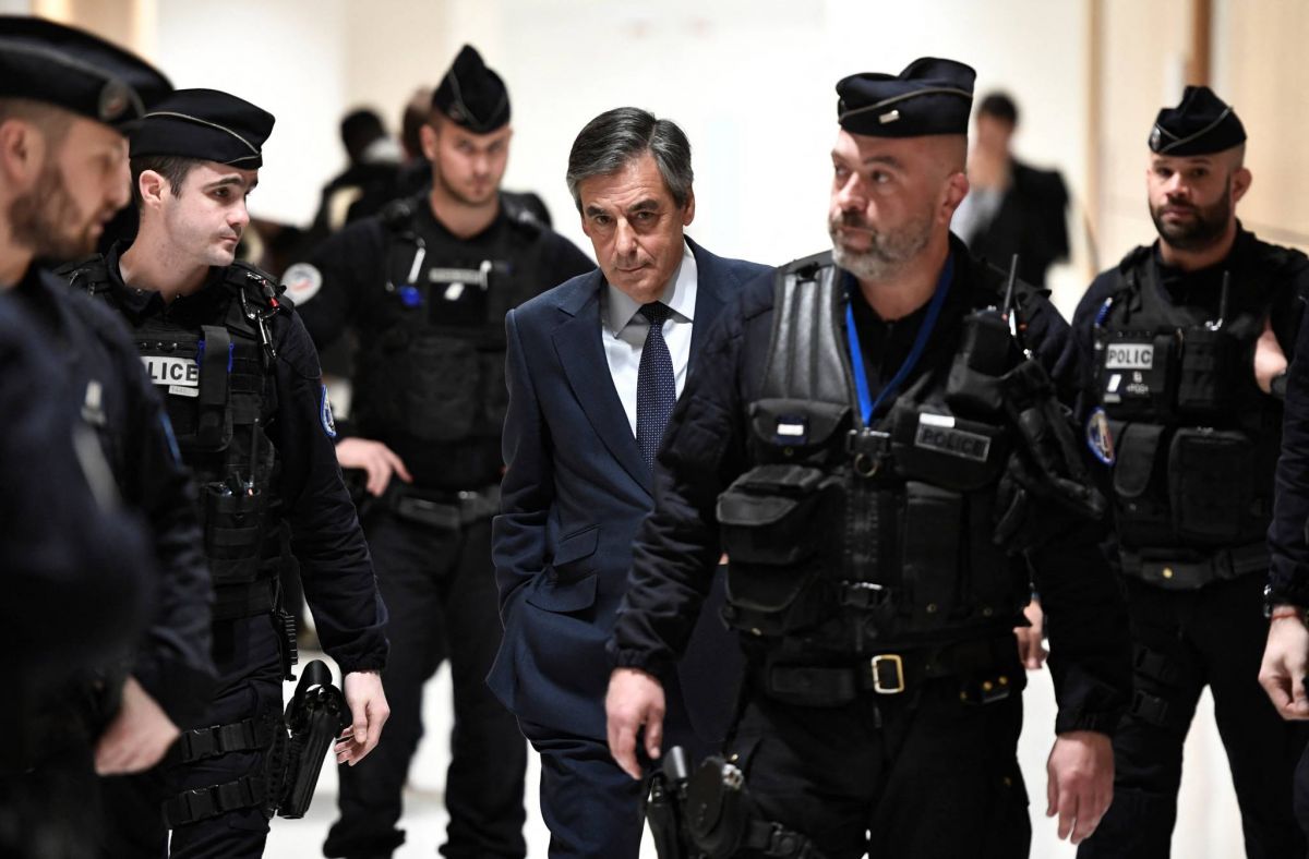L'ex-Premier ministre Fillon jugé définitivement coupable dans une affaire d'emplois fictifs