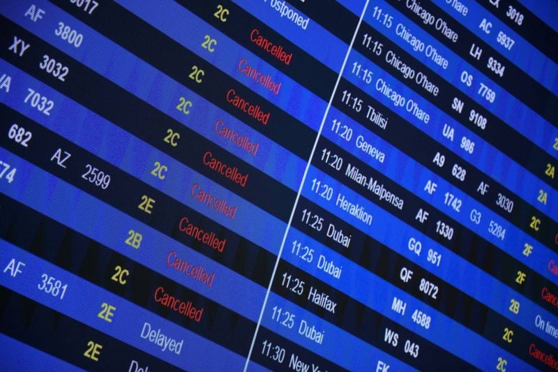 Contrôleurs aériens: nombreuses annulations de vols jeudi malgré un accord in extremis