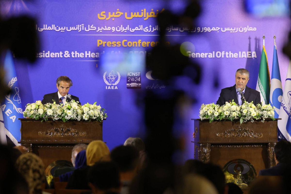 UN atomic chief urges Iran to take 'concrete' steps for cooperation UN atomic chief urges Iran to take 'concrete' steps for cooperation