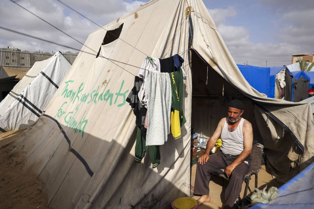 Gazans struggle with heat, garbage, insect swarms Gazans struggle with heat, garbage, insect swarms