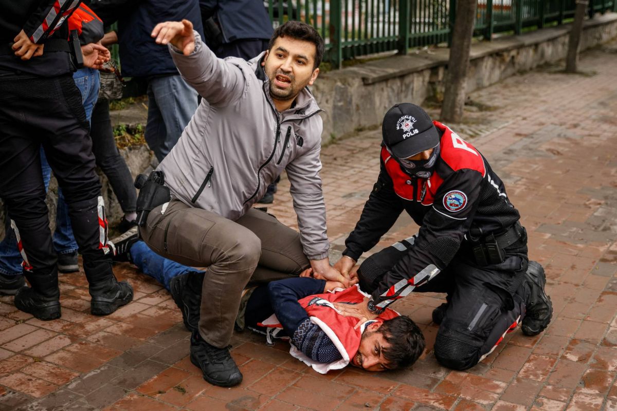Istanbul police detain dozens amid May Day clampdown Istanbul police detain dozens amid May Day clampdown