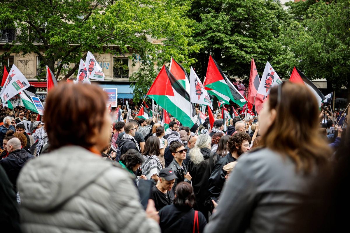 Des dizaines de milliers de manifestants pour les salaires ou pour la paix
