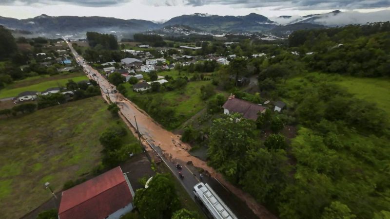 Au moins huit morts et 21 disparus, le bilan des intempéries s'aggrave dans le sud du Brésil