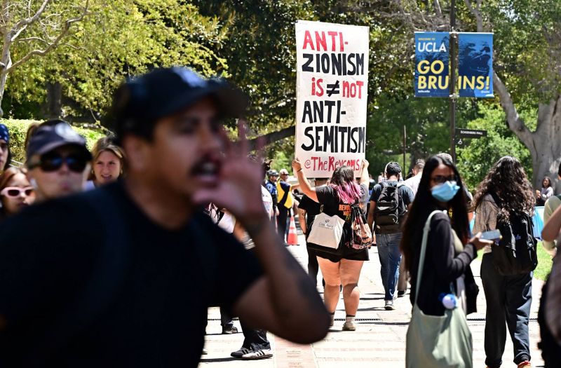 Affrontements à Los Angeles sur le campus d'UCLA autour d'un campement pro-palestinien