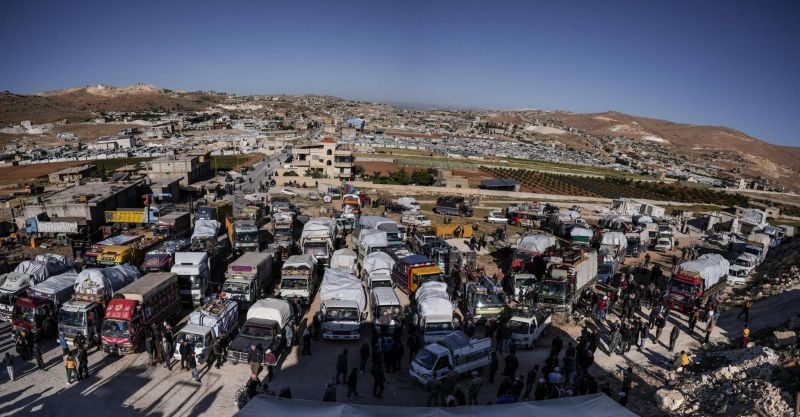 À Ersal, près de 200 réfugiés syriens ont quitté le Liban à bord d'un convoi de « retour volontaire »