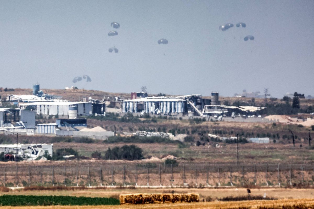Le Hamas appelle à cesser les parachutages d'aide après la mort de deux personnes Le Hamas appelle à cesser les parachutages d'aide après la mort de deux personnes