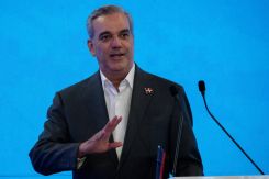 Le président dominicain Luis Abinader s’exprime lors d’une conférence de presse à la suite de sa réélection à Saint-Domingue, le 20 mai 2024. Photo Stringer/AFP