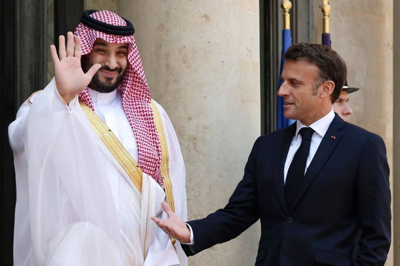 Liban-Sud : Macron et MBS vont « poursuivre leurs efforts » pour apaiser les tensions