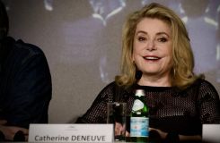 Catherine Deneuve lors de la conférence de presse du film "Marcello Mio", au 77ème festival de Cannes. Photo Téa Ziadé/L'Orient-Le Jour