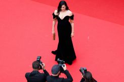 Nadine Labaki en Karoline Lang pour la projection de « The Apprentice » au 77e Festival de Cannes. Photo AFP