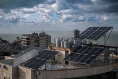 Panneaux solaires installés sur des toits surplombant l'Aéroport international de Beyrouth, à Aramoun, au sud de Beyrouth, le 14 janvier 2024. Crédit João Sousa/L'Orient Today